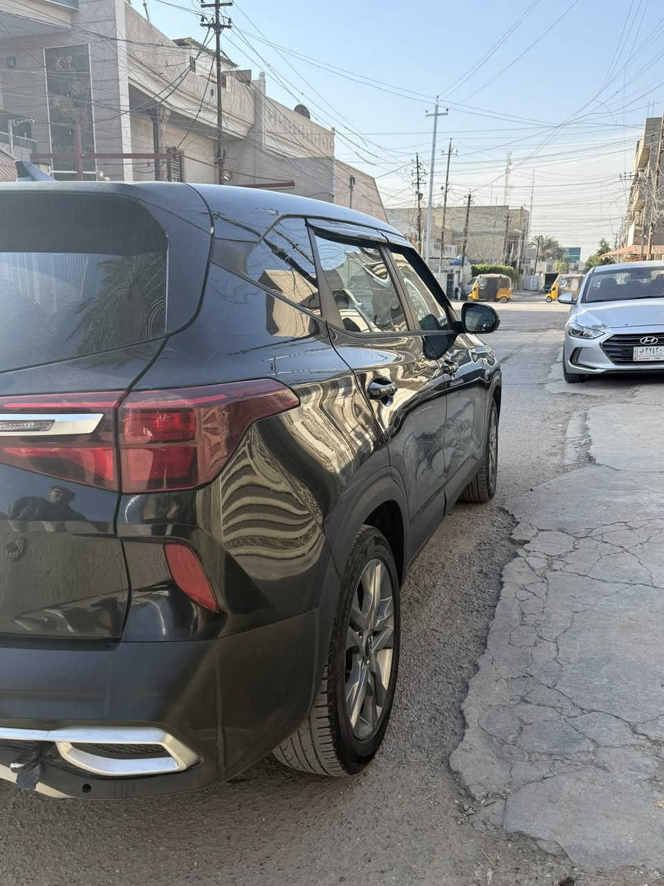 السلام عليكم
كيا سيليتوس 2021 وارد أمريكي 
محرك2000 دوش السيارة عليها منضومة غاز تانكي60L
بصمه تشغيل عن بعد ونضام ترحيم من تتقرب تفتح السيارة تبتعد تقفل 
شاشة كامرة دوارة 
3انضمة قيادة(ECO-NORMAL-SPORT)
كروس سرعة
 شاشة اعطال
دفع رباعي
نضام تثبيت بالمنحدرات 
حادث السيارة موضح بالمنشور
السعر:145 وبيها مجال حك الجية
رقم الهاتف:*********** -***********
العنوان:بغداد المشتل
