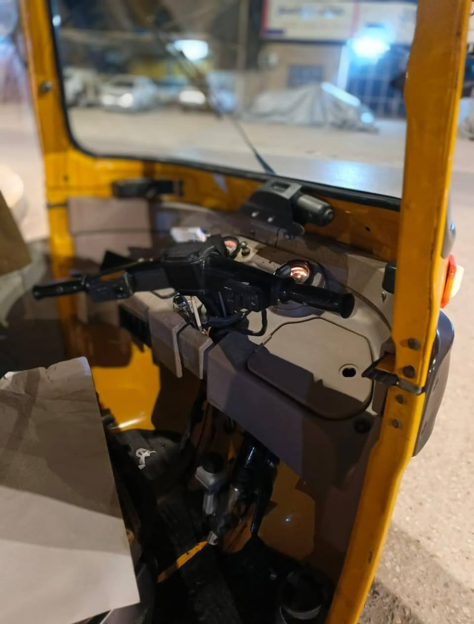 سلام عليكم ورحمة الله وبركاتو تكتك موديل 20 تكتك نضيفه وحلوه وخير من الله مرقمه رقم نكليزي باسمي رقمها بغداد هزه جديده وسنويه جديده قبل اربع اشهر مجدد سنويه تحويل مباشر او ثاني يوم رجاء الموشراي لايعلق ويخابر عنوان التكتك بابل سده الهنديه سعرها (6400) 6مليون و400 وبيها مجال الشراي ***********
