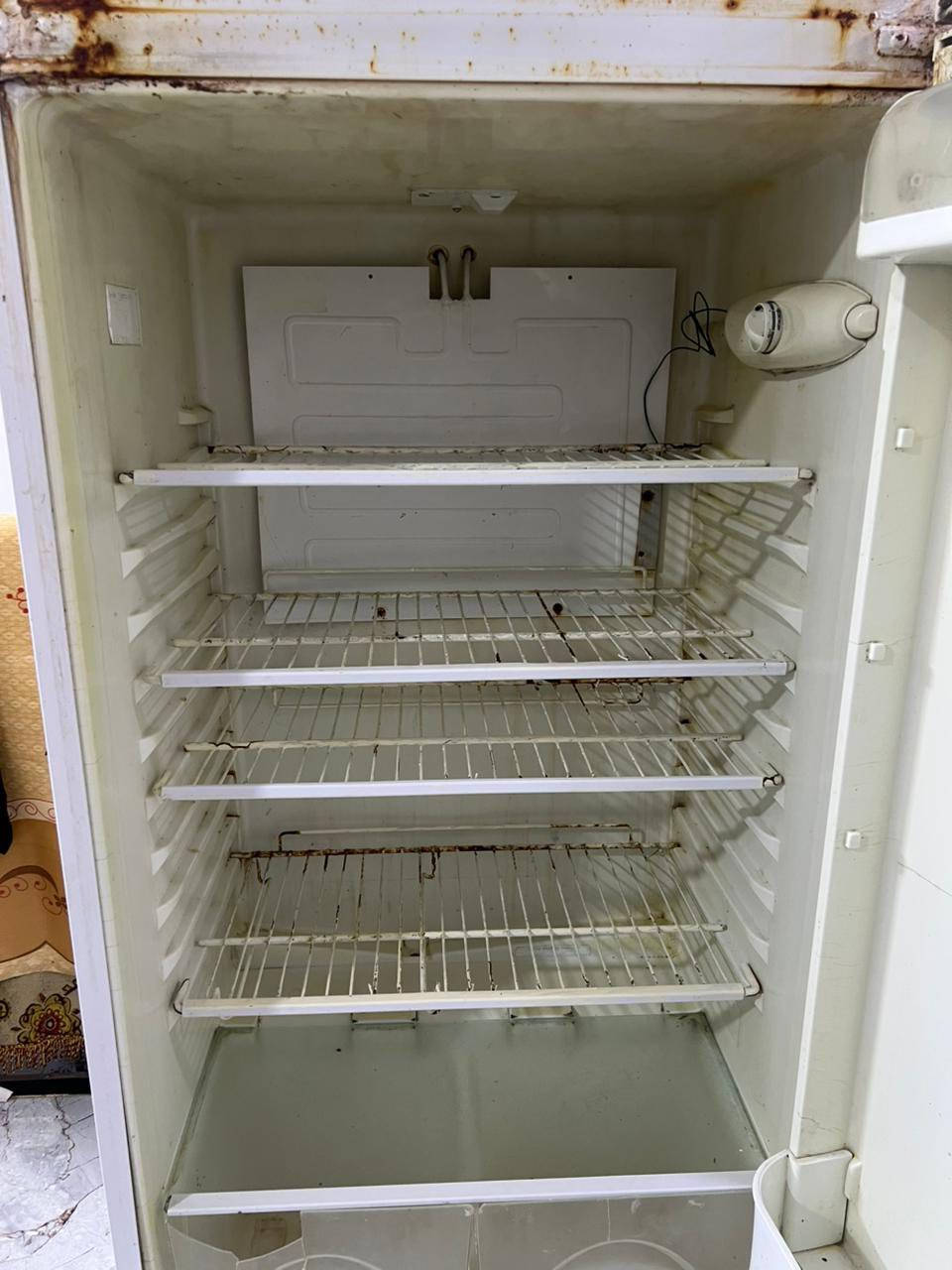 ثلاجة شغالة وجاهزه للبيع بسعر مناسب ***********
