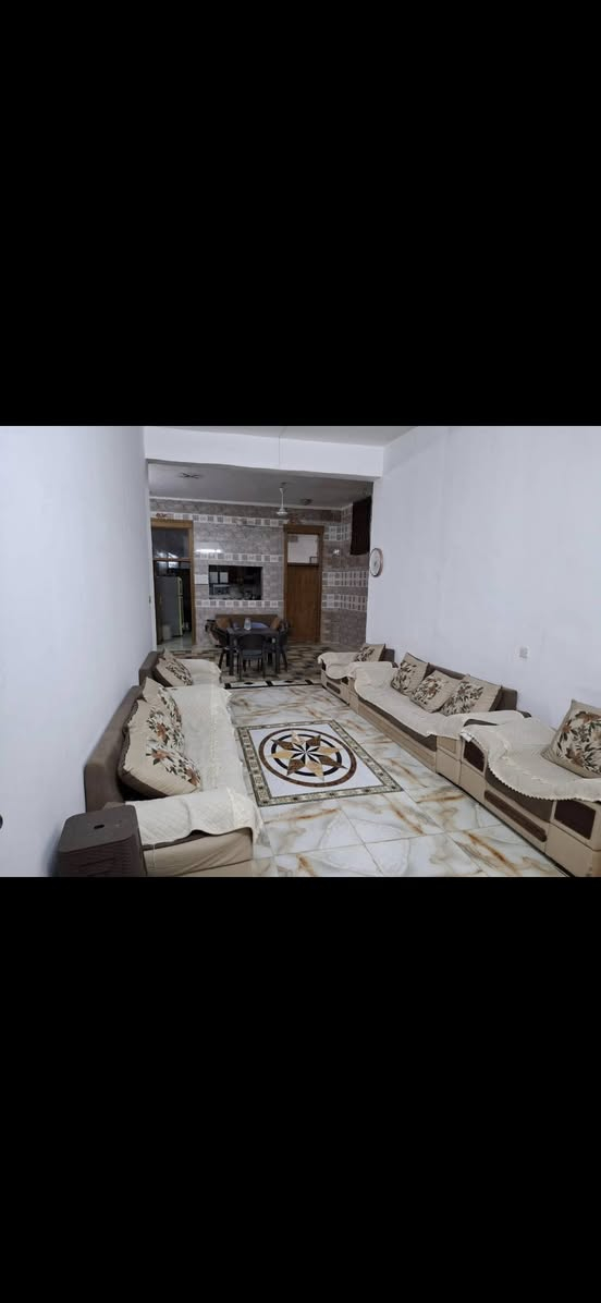 بيت المساحه ٥٠٠ متر البناء ٣٠٠ الحديقه ٢٠٠ طابوزراعي ٢٥ سند مفرود مداور مباشر بسم المشتري العنوان كربلاء قرب فندق البارون بناء حديث كونكريت مسلح دنك  يتكون من ٣ غرف نوم حمامات داخليه وخارجيه صاله مطبخ حار بارد صاله استقبال ضيوف موبايل ***********
