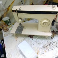 مكينه البيع كلش نضيفه وخياطهه كلش حلو السعر ٦٠ قفل مكان مدينه الصدر 07...