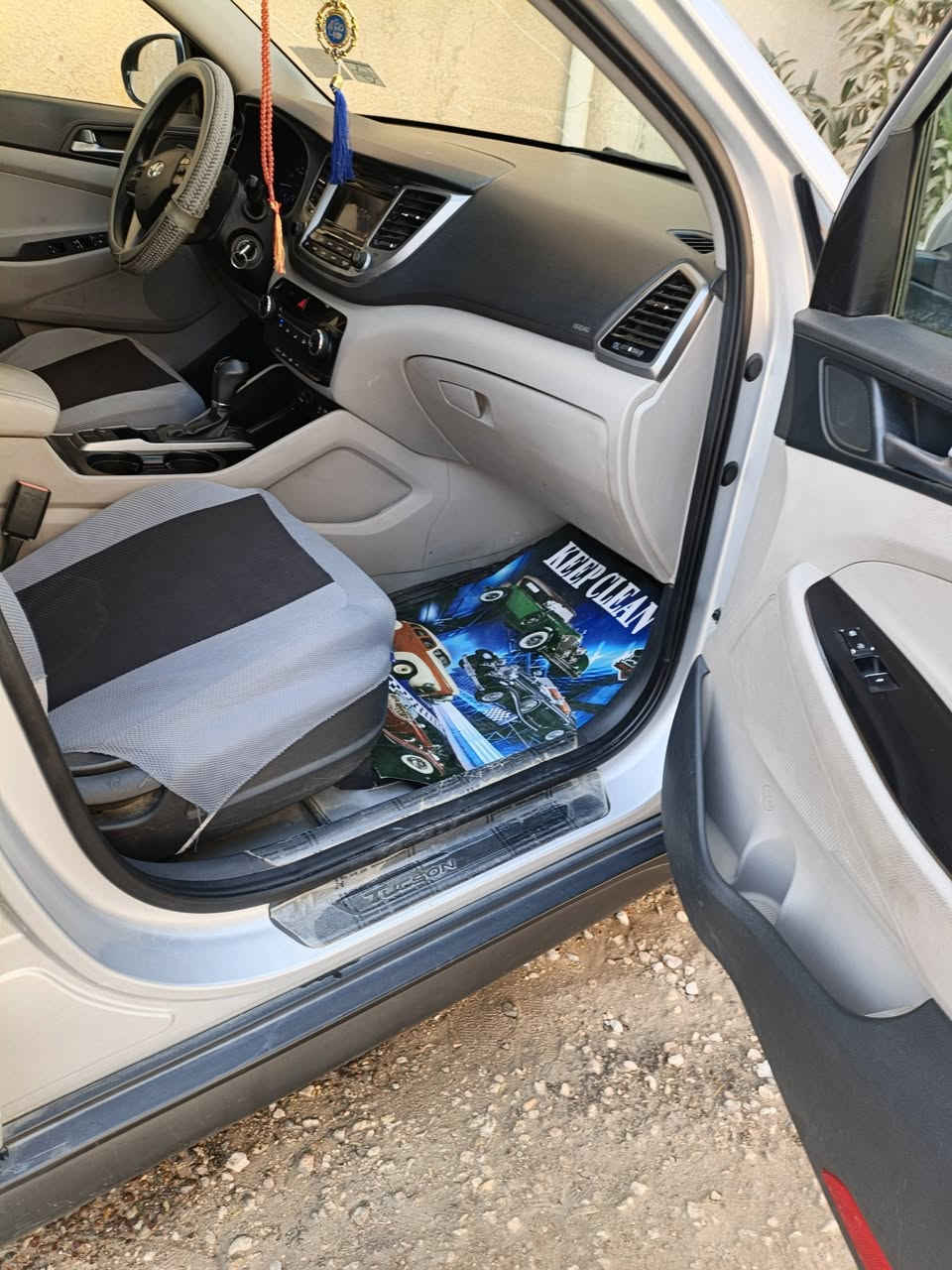 السلام عليكم
توسان للبيع موديل 2017
وارد أمريكي بيها دعامية ال وره مبدلة بلادية واصبعين ب الدور ماشية 78 تخم تاير مكينة 2400 ما مفتوحه السياره جديده 
تبريد وحدادية خير من الله سنوية بسمي تحويل ثاني يوم صاعده هزه سنوية 2028 حسب السونار الي ب الصور
 بيها حادث حسب الصور 
الاتصال على الرقم 
***********
السعر 170
 قادسية قضاء غماس
