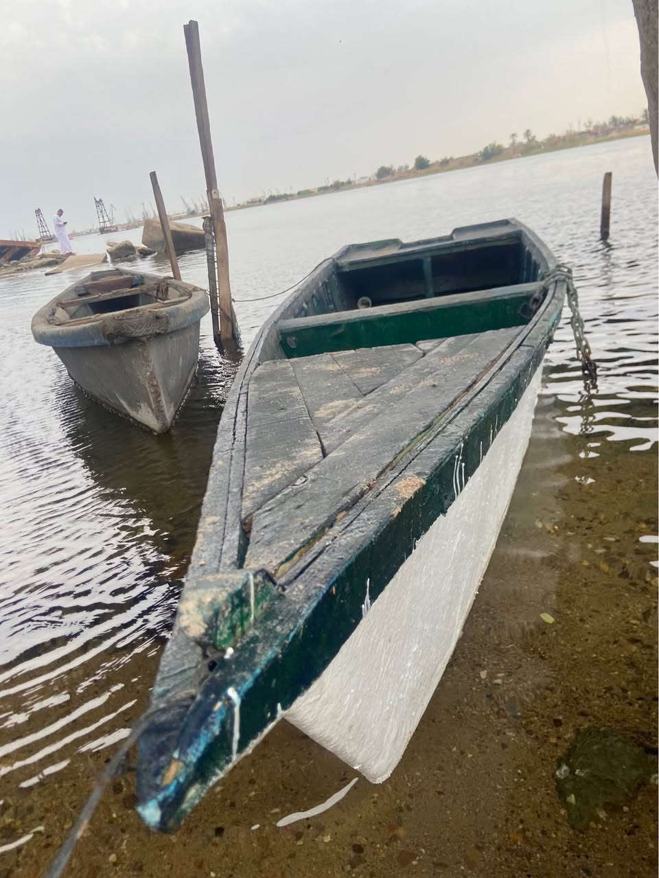 سلام عليكم اخوان زورق جاهز مجهز ما نقصه شي تاخذه اتلف راسك وتنام الله وكيلك توه امعمره وصبغ جديد ويا مكينه ام 15 ماليز محرك راقي وما يتعبك الله وكيلك مكينه تاخذه تندعيلي مكاني الجزيره شط العرب  رقم الهاتف الاستفسار …***********متواجد واتساب  وبل خدمه الي يجي كل الها بيه تحياتي للجميع …… السعر  مليون 250 البصرة, العراق
