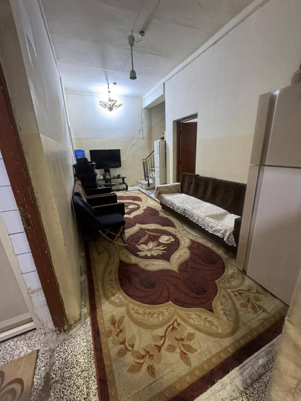 السلام عليكم استقبال مع صاله وهول ومطبخ مع غرفه ارضيه وسويت حمام كامل مع الغرفه
كما يوجد حمام سويت كامل لوندري 
الطابق الثاني اربع غرف مع هول وجود حمام لوندري وطابق الثالث غرفه مع سطح المساحه 250 متر  عنوان الدار بابل حله شارع المديريه مصطفى راغب طابو صرف الاستفسار عله الرقم ***********
