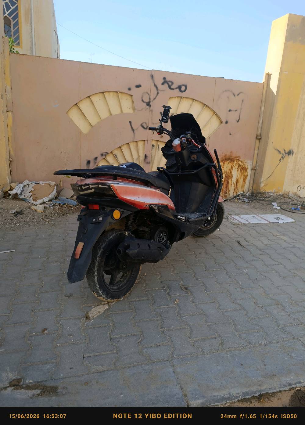 دراجه سترونك بانزين 
الدراجه حلوه ونضيفه وشعلتها كلش حلوه ومعدل ما شاء الله 
السعر المطلوب 650وبيها مجال
شنو موديل/سنة الصنع بالضبط للدراجة الستـرونگ؟ وشكد ممشاها تقريباً؟: 
موديل 23
بيها أي عطل أو تبديل بالحالة الحالية مثل المحرك، السلف، الكهرباء، الفرامل أو الكير؟ لو كلها شغالة 100%؟: 
لا كلشي ما تحتاج
الأوراق شلونها؟ بيها استمارة/سنوية/رقم شاصي ولوحة لو فقط مكاتبة؟: 
اسويلك  من عقد شراء
وين موقعك بالضبط حتى المشتري يگدر يشوفها ويجرّبها؟: 
نجف حي المهندسين قرب صيدليه نبع الخير 
السعر 650 نهائي لو بيه مجال بعد؟ وإذا أكو، شكد آخر شي تقبل؟: 
بي مجال وبالخدمه اني 