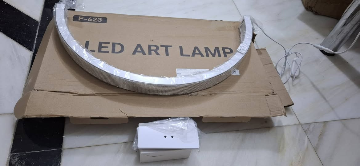 المصباح الظاهر في الصورة هو مصباح طاولة LED بتصميم نصف قمر أو قوس. تُستخدم هذه المصابيح بشكل شائع في صالونات التجميل والعناية بالأظافر والرموش، بالإضافة إلى المكاتب المنزلية والاستوديوهات.
مصباح طاولة LED بتصميم نصف قمر أو قوس. تُستخدم هذه المصابيح بشكل شائع في صالونات التجميل والعناية بالأظافر والرموش، بالإضافة إلى المكاتب المنزلية والاستوديوهات والعمل يتميز المصباح بتصميمه المنحني الذي يشبه نصف القمر، والذي يوفر إضاءة متساوية وخالية من الظلال على مساحة العمل.
مصدر الضوء: يعتمد على تقنية LED الموفرة للطاقة، والتي تتميز بعمر افتراضي طويل يصل إلى 50,000 ساعة.
السطوع ودرجة حرارة اللون: تتوفر نماذج مختلفة بمستويات سطوع قابلة للتعديل ودرجات حرارة لون متعددة (مثل الضوء الدافئ والطبيعي والبارد) لتناسب المهام المختلفة.
التنوع: يستخدم هذا النوع من المصابيح لمجموعة متنوعة من الأنشطة التي تتطلب دقة وإضاءة مركزة، مثل قراءة الكتب، أو العمل 
متوفر ٣ قطع سعر القطعه 25


**إذا كنت صاحب هذا الإعلان وتريد حذفه لأي سبب، رجاءا أرسل رسالة إلى الدعم الفني**