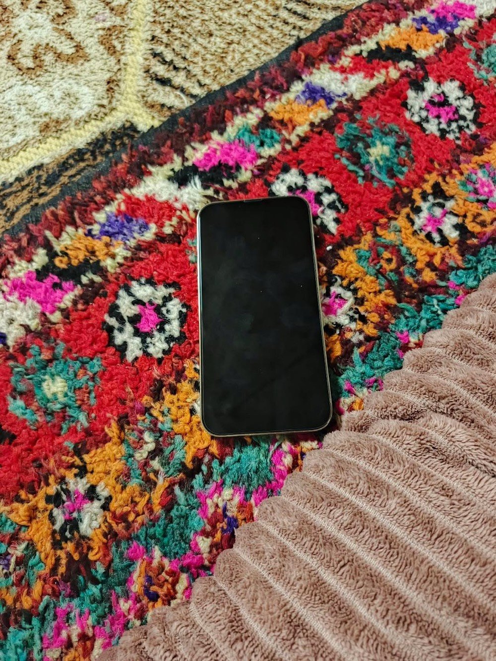 آيفون ١٣برو ماكس لون ذهبي مكفول على لفحص أمريكي كلشي شغال شريحه شغاله 