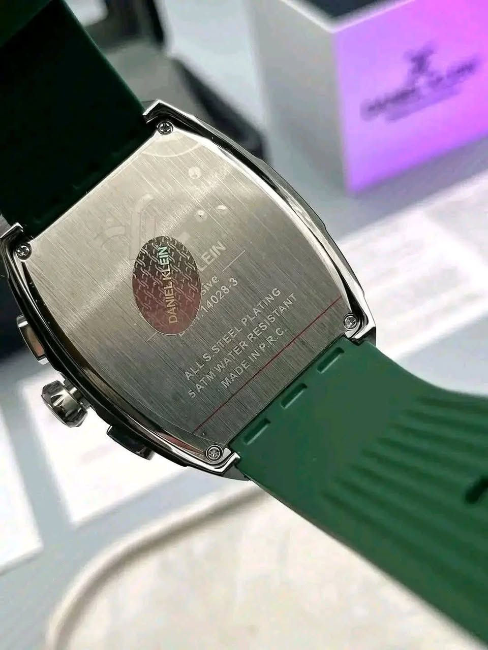 بسمِ الله ، والصَّلاة والسَّلامِ عَلَىٰ رَسُولِ اللهِ  ﷺ.🌿
#مــزاااااد
ساعة أصلية من #دانيل_كلاين الأصلية ✅
ساعة تضيف لمسة عالية الجودة إلى أناقتك 😍 الساعات الحصرية ، التي تقوم بما هو أكثر من مجرد معرفة الوقت سناتر لوظائف متعددة  ، بسير ربر عالي الجودة ، ومميزات آخرى😍

يبدأ المزاد من 25 الف والرفعة أقل شيء 5 الف
 

#يبدأ من الآن و #ينتهي يوم غدٍ إن شاء الله ، الساعة السادسة مساءً ..

 ☑️ للأعتماد أولاً : أرسال العنوان الكامل ورقم التلفون .

والتوفيق من الله للجميع 🤲

🔹 DANIEL KLEIN 🔹

🔴المواصفات :
▫️كود الساعة Dk.1.14028-3
▫️الطوق  ستانلس ستيل مقاوم للصدأ ✅
▫️سير ربر أخضر ، جودة عالية  .
▫️مكنة كوارتز ياباني 🇯🇵 
▫️ سناتر شغالة
▫️تاريخ شهري
▫️مقاومة للماء 50 م 💦
▫️أميال وعقارب مضيئة في الظلام 
▫️القطر 46 ملم
   ووظائف أخرى ...

🔹الحاله جديدة لك 😍
⬅️ تأتي مع العلبة الأصلية ، والضمان والعلاكة الأصلية 😍

وتكدرون تبحثون على تفاصيلها أكثر 🌹

🚖 يوجد توصيل الى جميع محافظات عراقنا الحبيب 🚖


**إذا كنت صاحب هذا الإعلان وتريد حذفه لأي سبب، رجاءا أرسل رسالة إلى الدعم الفني**