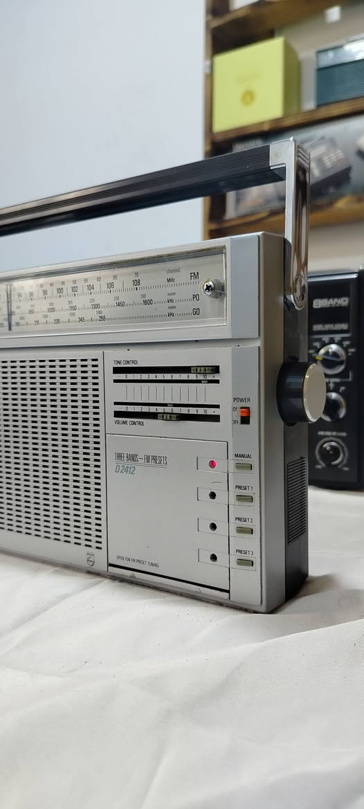 راديووماركة فلبس 
الصناعة هولندي 1980 
موجات fm am lw 
شغال سحب ممتاز شرط مامفتوح مامصلح 
السعر 75 الف مع التوصيل 
***********     للتواصل واتس اب 
توصيل داخل العراق فقط
