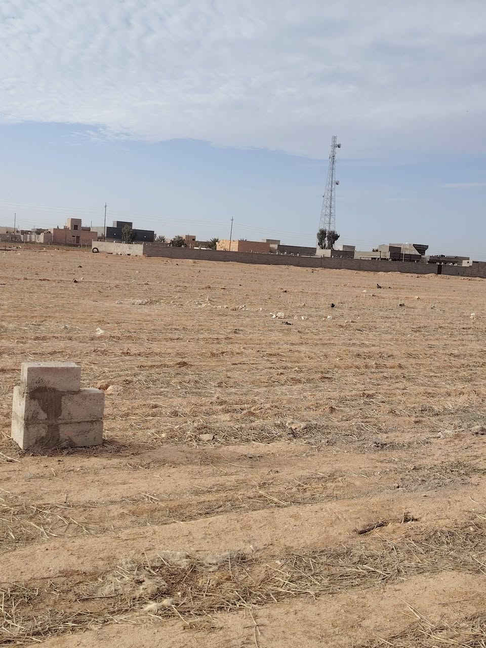 متاح قطعة ارض للبيع في قضاء القائم ناحية الكرابله النهضة الشرقية مساحة القطعه 1040 متر الاستفسار الإتصال على الرقم ***********
