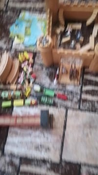 قلعة خشبية • سكة قطار • كمية كبيرة