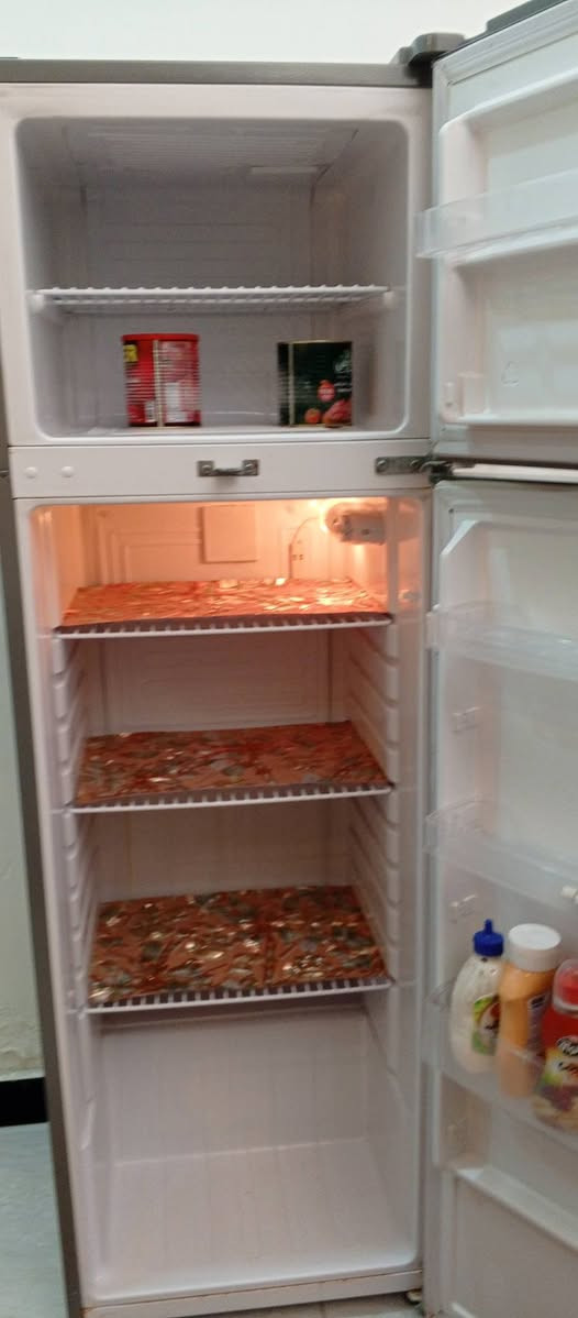 ثلاجه لبيع نظيفه حيل مستعجله على بيعتها ٢٥٠وبيها مجال وتساب ***********
