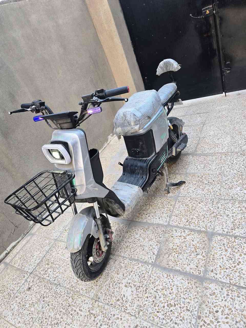 دراجة شحنKOREA MR    R8 الأصلي اخو الجديد
5 بطاريات الحجم الكبير مو الصغير 
ملف 2000 ، دبل دبلات
نظام تبديل سرعة 5 درجات ونظام رجوع للخلف R
سماعة بلوتوث وشاحنتة الأصلية وكلشي شغال بيه 
فقط بيه دبل الستيرن الكدام بيه عواج شي قليل ما مأثر وما يبين 
الشحن ماله يمشي 35_40 كيلو متر 
السعر 400 وبيه مجال 
***********
