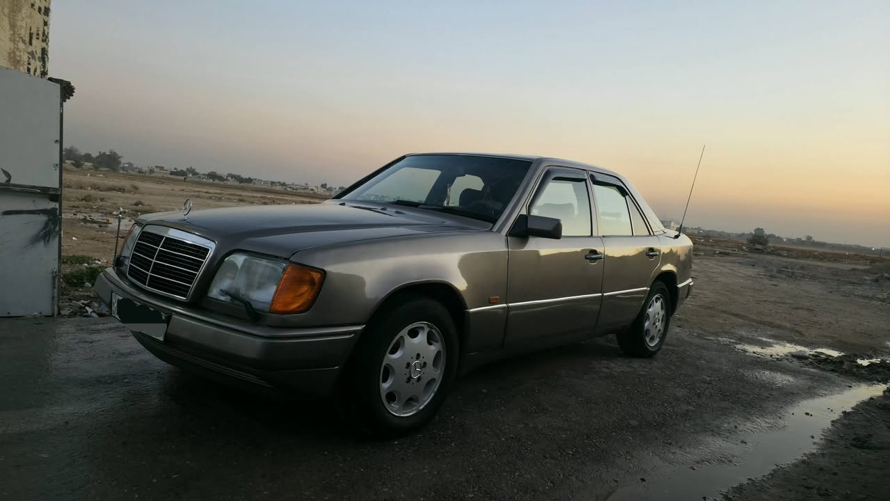 سلام عليكم 
مارسيدس للبيع موديل 89محدث 93
محرك كير بطه ثنين او نص 
تدفئة تبريد كهربائية كلها شغالة 
رقم بغداد دولي
تخم تاير شاشة السعر 48او بيها مجال 
الرقم ***********
العنوان بغداد تقاطع النهروان
