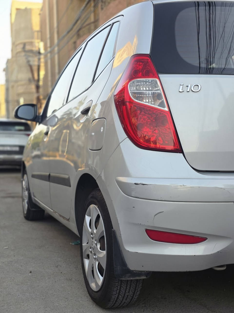 🚗 هيونداي i10 موديل 2015 للبيع 🚗
​المواصفات:
​الموديل: 2015
​المنشأ/المواصفات: خليجية
​اللون: سلفر (فضي) نظيفة بيها شوية شخوط
​الوضعية العامة: السيارة بوضع جيد مابيها نقص وجاهزة للاستخدام.
​حالة البودي (الضرر):
​السيارة مكفولة من كلشي، بيها طخة بسيطة جداً بالجاملغ عكس السايق (ما تتعدى الشبر) وباقي السيارة كله كفالة.
​💵 السعر المطلوب:
​ ورقة (8000$) وبها مجال بسيط للشراي الطيب.
​📍 المكان: [ بغداد -الاعظمية ]
📞 للتواصل والاستفسار: [ *********** ]
