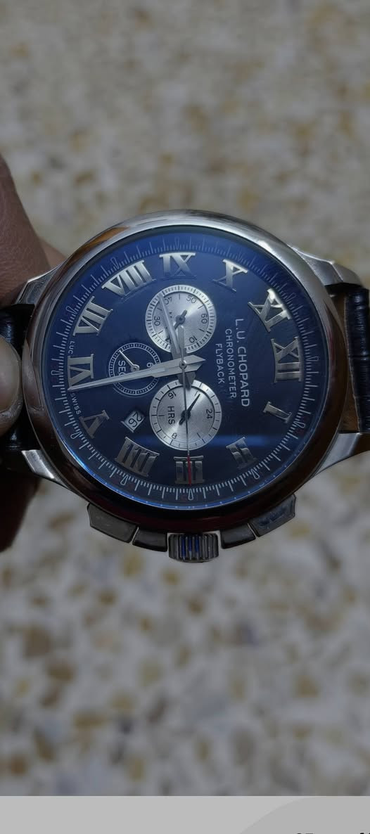 سلام عليكم ساعه شوبارد بهاي النضافه 
شغاله بل كامل تحتاج باتري فقط 
سعر 170$ بيها مجال ***********
