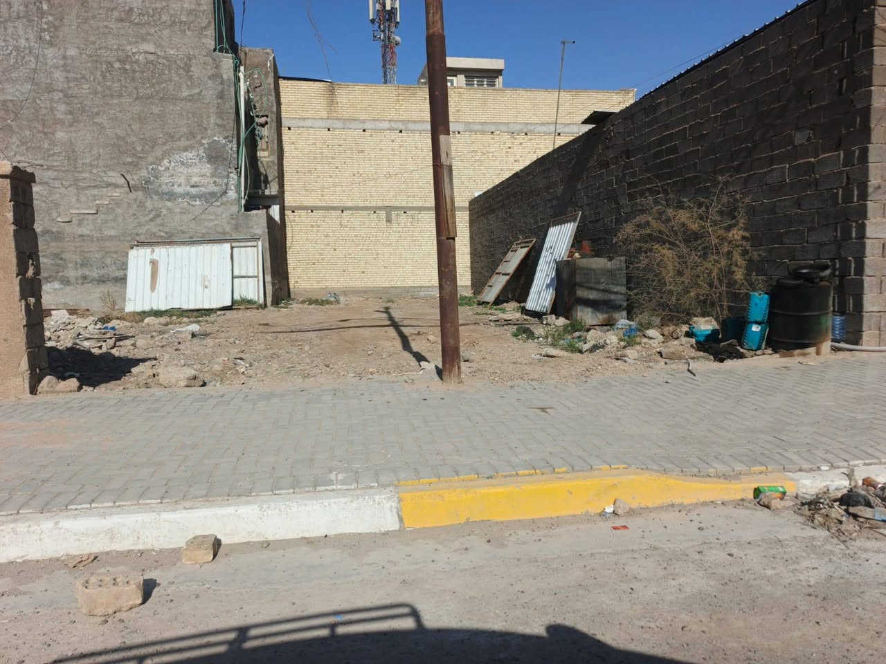 السلام عليكم قطعة أرض تجارية للبيع المساحة ١٥٠م واجة ٧٥٠م نزال ٢٠م/ تجارية على شارع عشرين ملك صرف زراعي سند ٢٥ العنوان حي البساتين شارع العزة للاستفسار مع صاحب الأرض شخصيا الاتصال على الرقم ***********
