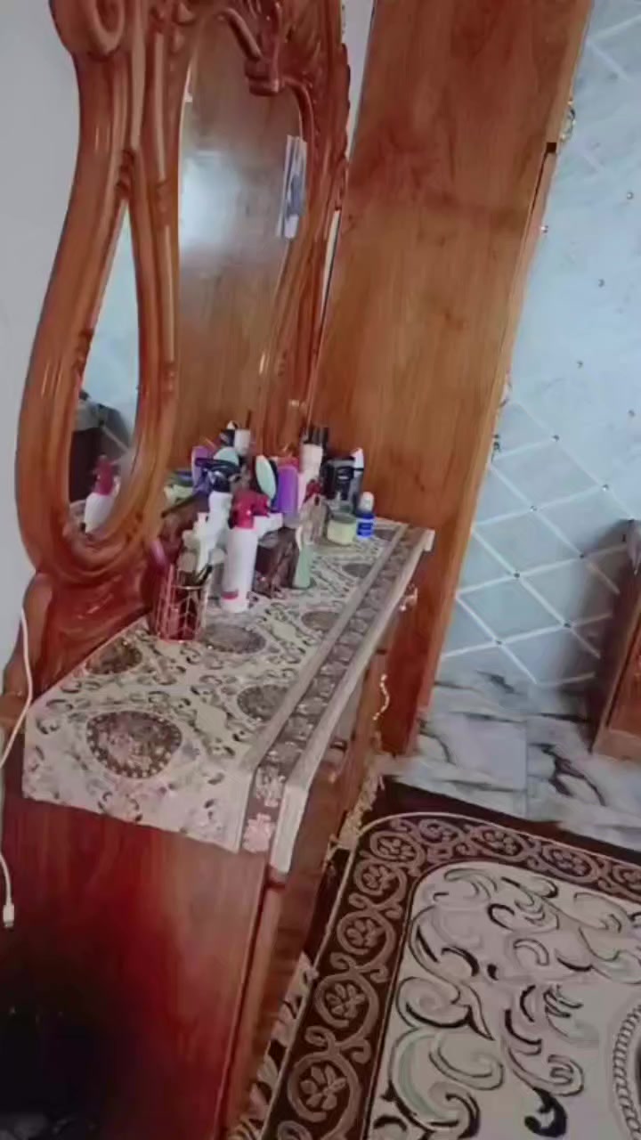 غرفه للبيع السعر ٥٠٠ وبيه مجال المكان ديالى الخالص ***********
