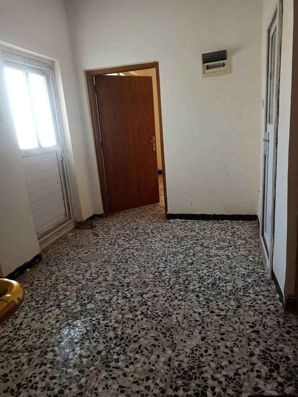 دار لبيع في مجمع بيتي الاول مساحة 200 متر طابقين اربع غرف نوم + استقبال+مطبخ+صحيات عدد ٣+كراج وحديقه مفتوح على شارع المجمعات 
مرفوع على المصرف العقاري تدفع 80 مليون والباقي 70 مليون شهريا 390
للاستفسار والتواصل
***********
***********
