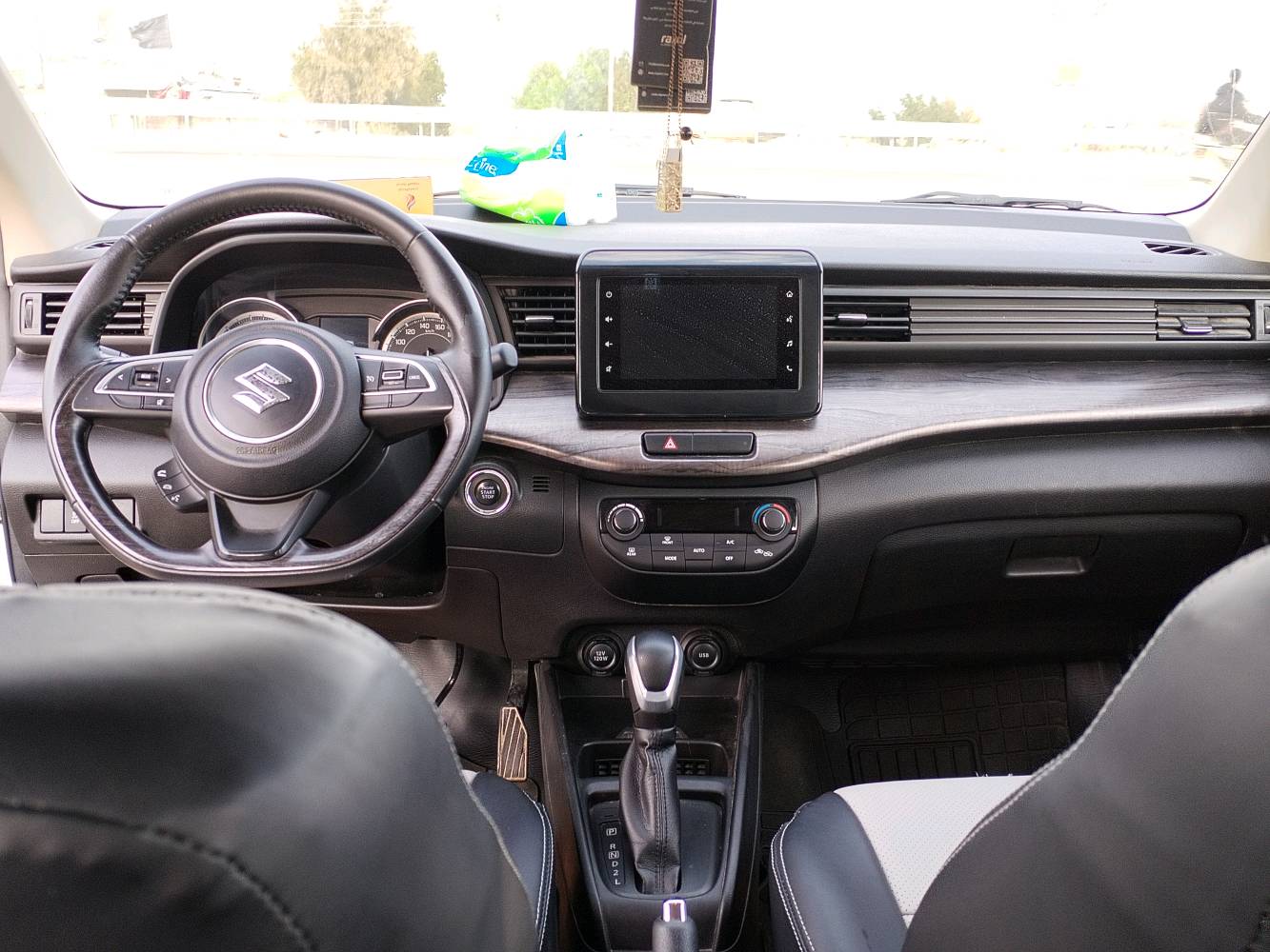 سيارة سوزوكي إرتيجا للبيع، لون أبيض بحالة ممتازة مثل الجديد، استعمال خفيف. السيارة واسعة ومريحة وتأتي بكافة المميزات الحديثة مثل الشاشة اللمسية ونظام القيادة السلس. مناسبة للعائلات وتوفر تجربة قيادة مريحة ومتعة.