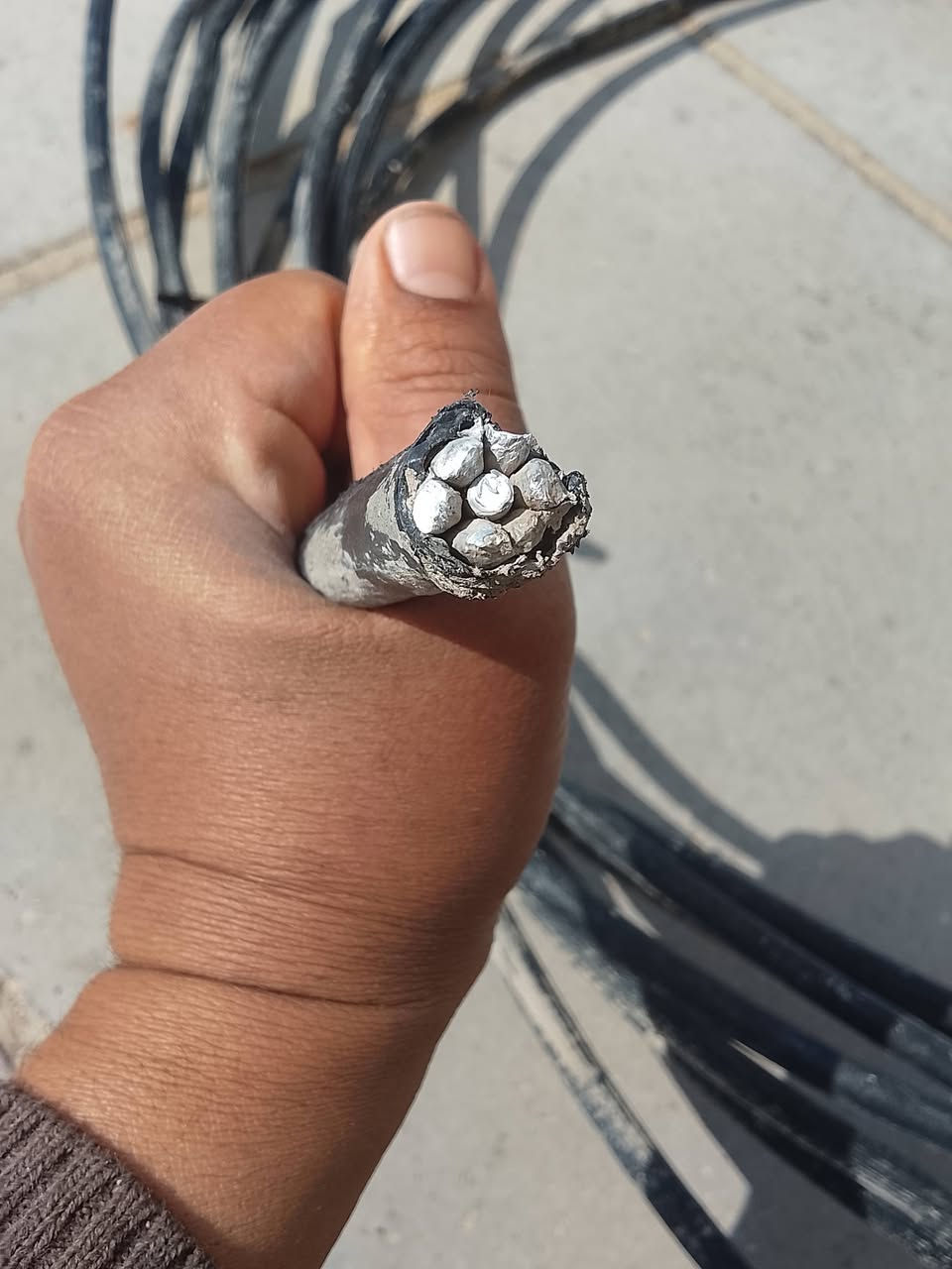 للبيع كيبل.خط.واحد.حجم120طول32م.مده.وحده.اني.مكلف.بالنشرهذا.رقم.راعيه.مكانه.دوانيه***********
