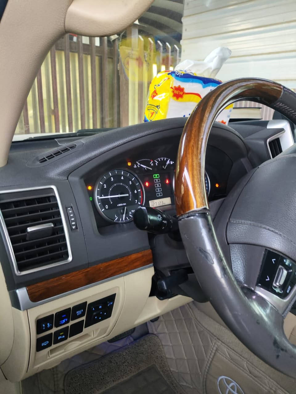 السلام عليكم  موديل 17 ماشيه 136 تفاصيل سونار موجود موجوده بغداد  سعر  380 اتصال ***********
