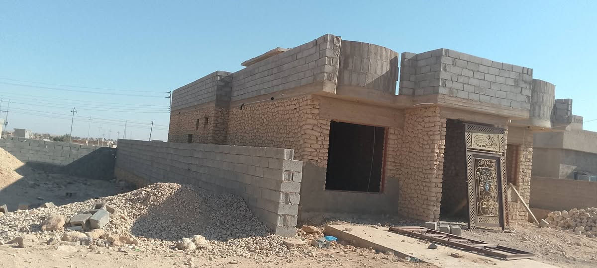 🔹 دار سكن للبيع 🔹
📍 الموقع: منطقة الخفاجية – قرب بيت مصطفى أبو مرور
📐 المساحة: 500 م²
محتويات الدار:
▪️ هول
▪️ ديوان
▪️ غرفتي نوم
▪️ ممر داخلي
▪️ مطبخ
▪️ حمام داخلي
▪️ صحيات + حمام صب (كاع خشن)
▪️ كهرباء مسطّرة
▪️ بواري كاملة نازلة
▪️ باب كندور + باب مطبخ
▪️ نقص دواخل
▪️ 
💰 السعر المطلوب: 43 مليون قابل للتفاوض
🎥 الفيديو: في أول تعليق
📍 العنوان: الأنبار – قضاء حديثة – الخفاجية
📞 للاستفسار (واتساب): ***********
