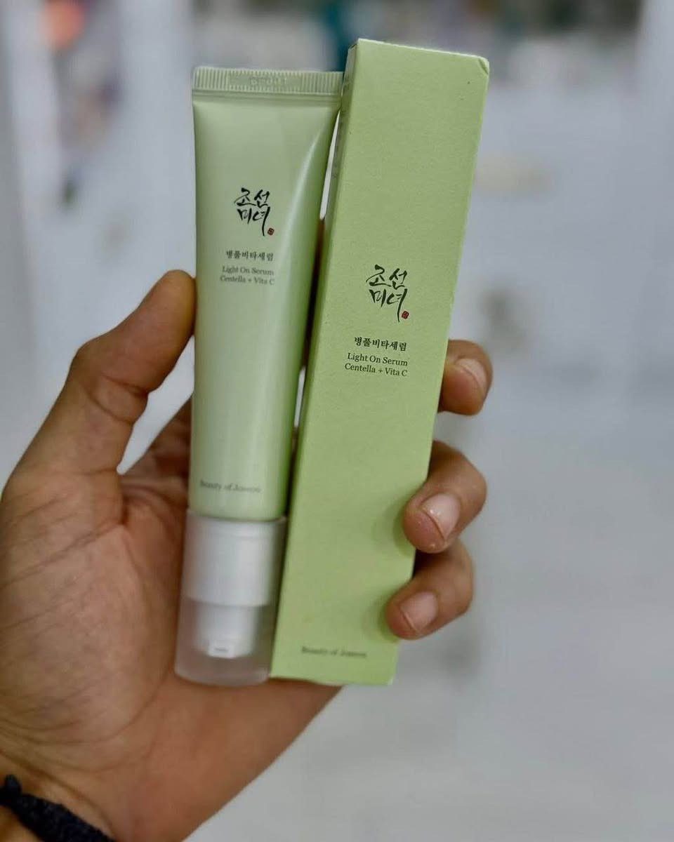 ✨سيروم لايت أون (Light On Serum) من العلامة التجارية الكورية بيوتي أوف جوسون (Beauty of Joseon). يتميز هذا السيروم بتركيبة تجمع بين فيتامين C والسنتيلا (Centella Asiatica)

✅الفوائد الرئيسية :-
تفتيح البشرة: يحتوي على مشتق فيتامين C المستقر (3-O-Ethyl Ascorbic Acid) بنسبة 10%، والذي يعمل على تفتيح البقع الداكنة وتوحيد لون البشرة وتقليل التصبغات.
تهدئة وترطيب: يحتوي على مستخلص السنتيلا بنسبة 68%، مما يساعد في تهدئة البشرة المتهيجة وحمايتها من العوامل الخارجية مع الحفاظ على رطوبتها.
قوام خفيف: يتميز بتركيبة غير لزجة وغير دهنية تمتصها البشرة بسرعة، مما يجعلها مناسبة للاستخدام اليومي.
تصميم مبتكر: يأتي في عبوة مزودة بمضخة تمنع دخول الهواء والضوء، مما يحافظ على استقرار وفعالية فيتامين C لفترة أطول..
نوع البشرة: مناسب لمختلف أنواع البشرة، خاصة تلك التي تعاني من البهتان أو التصبغات. 
#الاصلي المنشأ كوريا🚘 بغداد, العراق


**إذا كنت صاحب هذا الإعلان وتريد حذفه لأي سبب، رجاءا أرسل رسالة إلى الدعم الفني**
