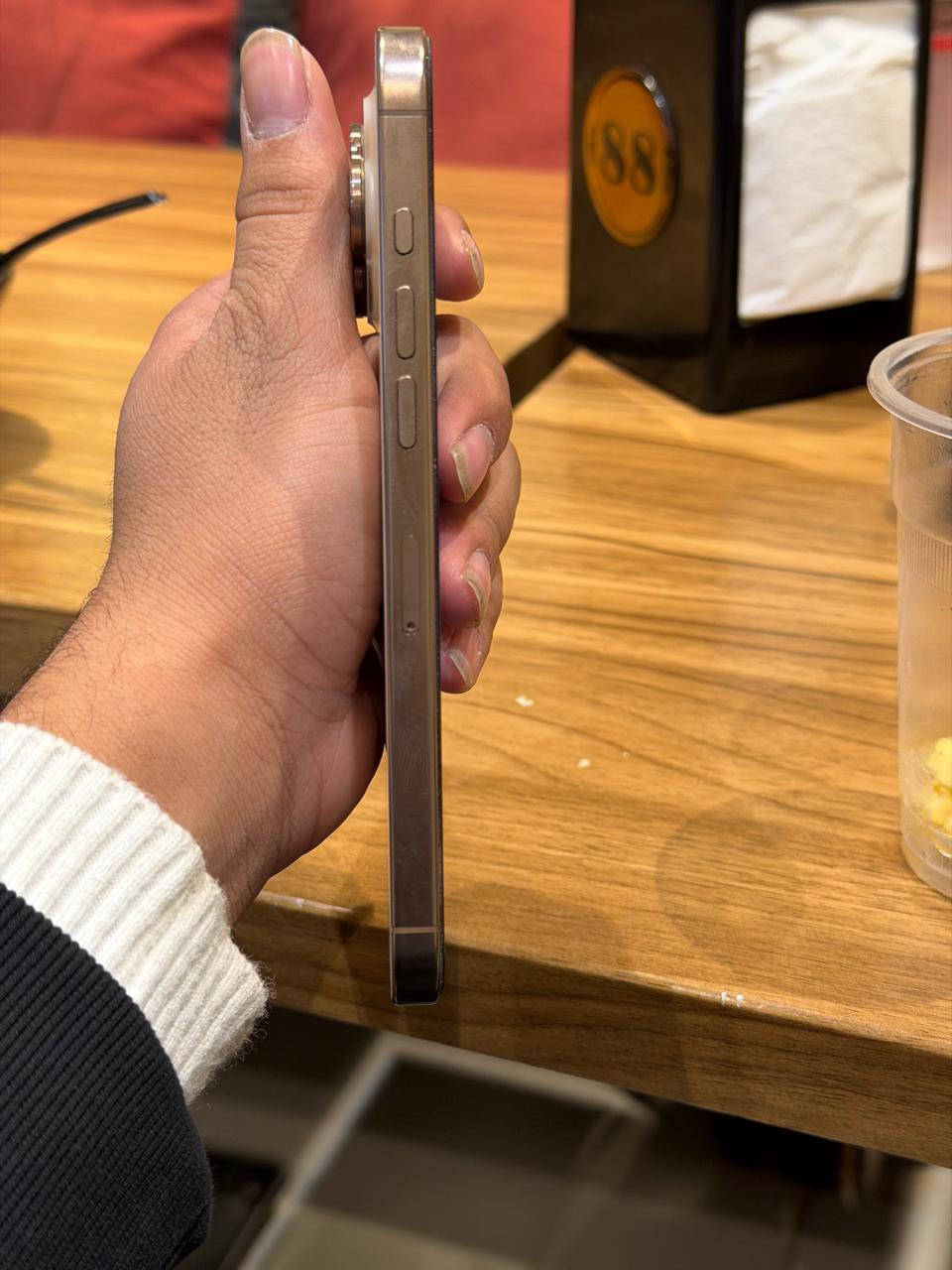 سلام عليكم آيفون 16برو ماكس  ماستر  بطارية ١٠٠  مشحون ١٣٥ علوان بغداد سعر مليون ٤٠٠ رقم ***********
