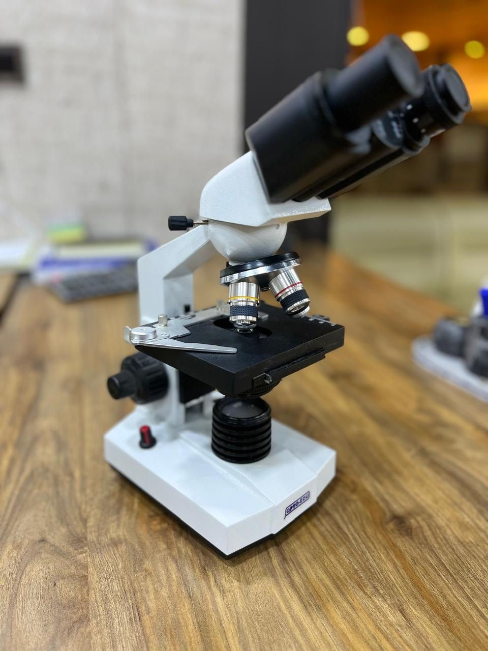 يتوفر لدينا ميكروسكوب GAMP group
ميكروسكوب مخبري عالي الدقة يُستخدم لفحص عينات الدم، البول، البكتيريا والطفيليات.
مزود بعدسات تكبير متعددة لرؤية الخلايا والتفاصيل الدقيقة بوضوح.
مناسب للمختبرات، العيادات، والمراكز التعليمية.

لمزيد يرجى مراسلتنا او التواصل على الرقم واتساب 
***********
