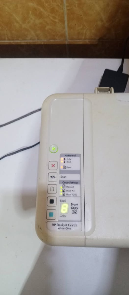 سلام عليكم . طابعه نوع (hp)  مستخدمه وهاي نضافتها.  بيها كسر بالباب مال فتح واغلاق فقط ومايئثر الكسر    هيه ومحولتها كامله . سعر مناسب تفيدك اتفضل خاص او اتصال ***********
