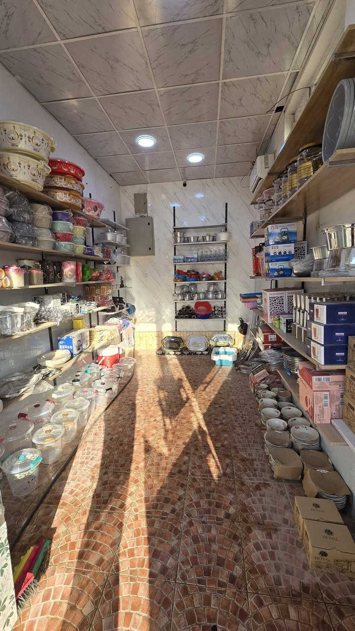 العم أبو أحمد… رجل طيب وصاحب عائلة، فقد اثنين من أولاده رحمهم الله 💔
رغم الألم والحزن، قرر يوقف على رجليه ويفتح محل أدوات منزلية حتى يسترزق على باب الله ويعيل عائلته بالحلال.
الي يكدر يدعمه لو حتى بكلمة طيبة أو زيارة للمحل، لا يقصر وياه 🙏
دعمكم إله هو سند وقوة حتى يبدي من جديد.
📍 العنوان:
أبو غريب – مدخل واحد آذار
مقابل محطة مياه الخالدي
الله يعوضه خير ويرحم أولاده ويجعل وقفتكم وياه بميزان حسناتكم 🤍
رقم تلفون ابو احمد ***********
