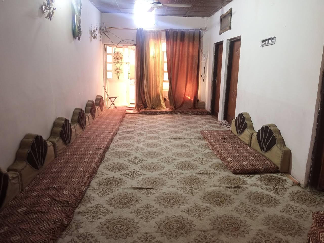 السلام عليكم بيت للبيع في علوة الفحل مساحه 215متر يحتوي على 3غرف وصاله كبيرة واستقبال ومطبخ وصحيات داخليه و خارجيه ومكشوفات ثنين السقف شيلمان. الاساس تچعيب السعر 38مع المجال للتواصل***********..
