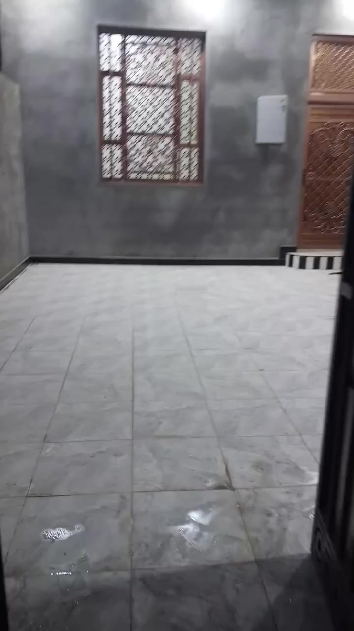 السلام عليكم
دار البيع زراعي بحي الاندلس في الزبير 

مساحه 200متر 
يحتوي على ثلاث غرف وصالة ومطبخ وديوان صحيات 

يبعد عن شارع 150متر العام

بناء 2026 محد ساكن في 
تستلم مفتاح ماي كهرباء 

سعر 72مليون وبيه مجال قليل

ستفسار تصل ***********
