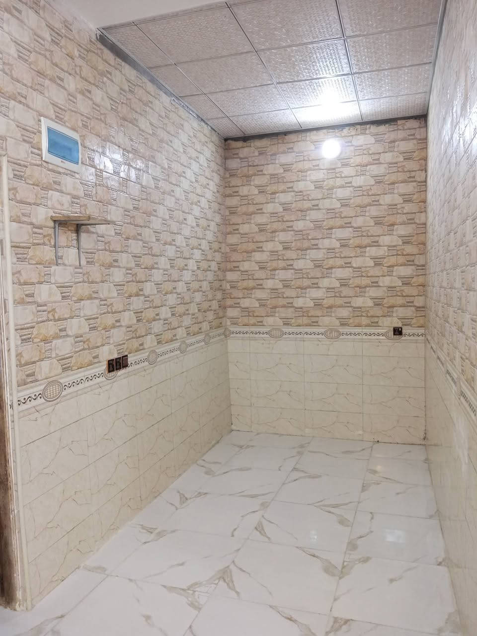 السلام عليكم .. يوجد دارين  للبيع او للرهن واحد بصف الثاني بيوت نضيفه جدا مشمول بقرار 320 للتطويب منطقة الصدر الثالث 17تموز الكوفه قريب التبليط الي نازل من اسواق فدك قرب مسجد محمد وال محمد للاستفسار اكثر مراسلة الصفحه او الاتصال ع رقم وممنون الكم *********** وات ساب
