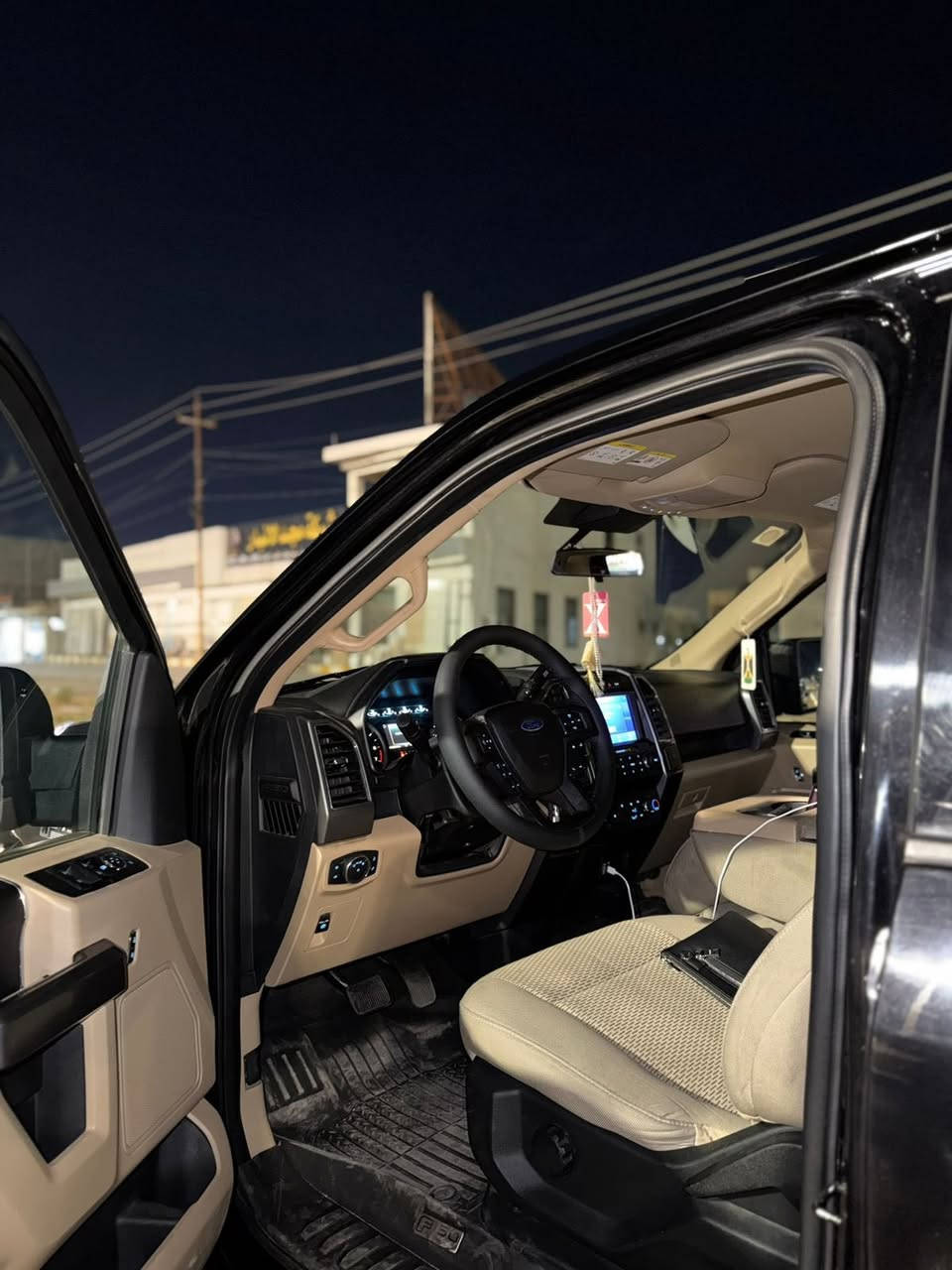 فورد F150 
موديل 2019 خليجي 
مواصفات نص فول فور ويل 
السياره ماشيه 74 الف 
بيها صبغ بالهلال الخلفي مالّ الجاملغ 
***********
ملاحظة غير متواجد على الفيس
