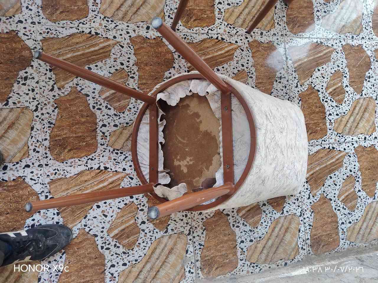 ميز طعام للبيع كراسي نضيفات كلو نضيف السعر (75)  الاتصال ***********
