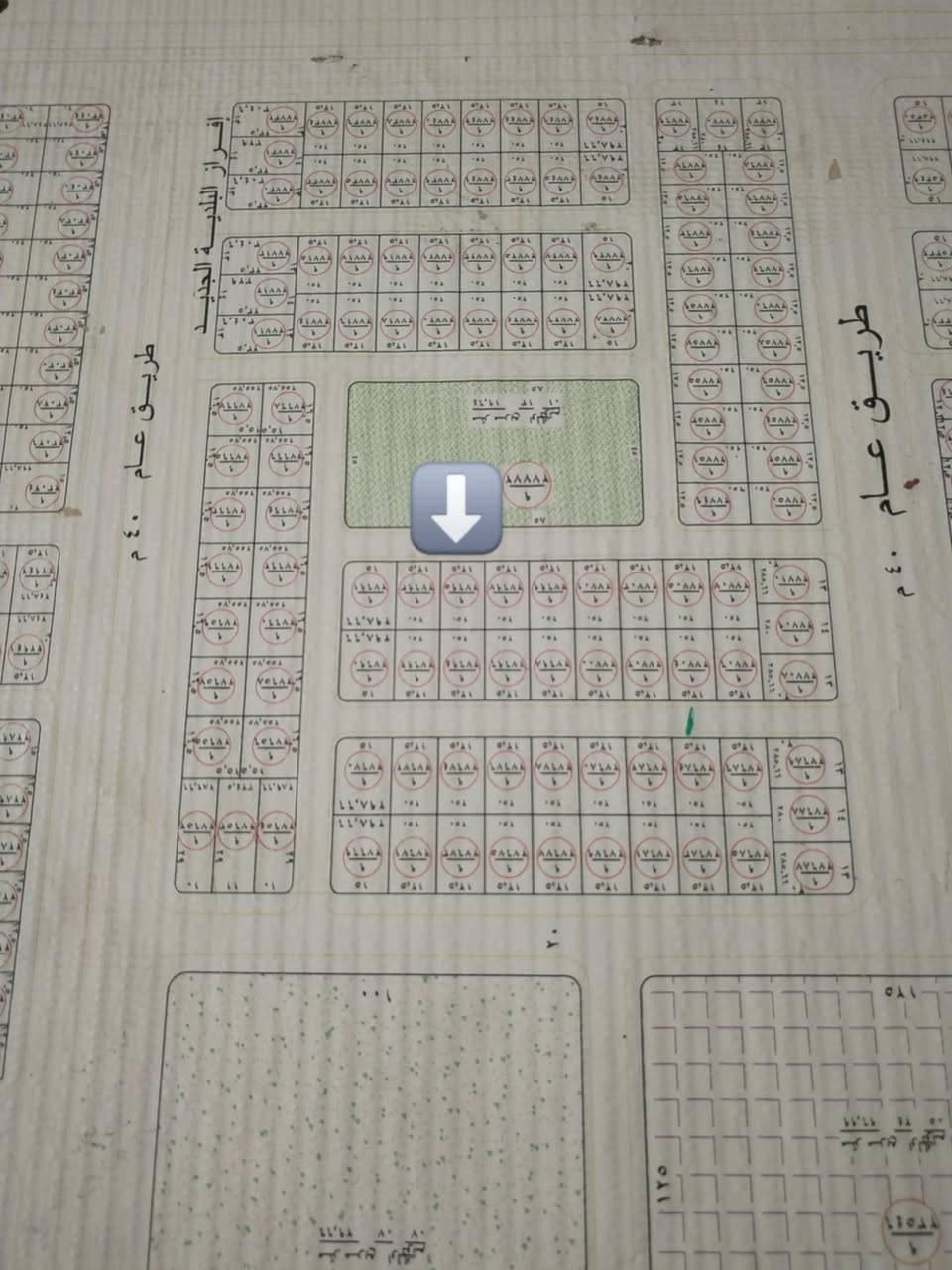 نصف قطعه للبيع 125 متر ملك صرف باسمي حي الشهداء منطقه التوزيع رقم القطعه 27695 مأشر عليه بسهم ثالث قطعه عن الركن شارع 10 نافذ من شارع 20 وقريبه من شارع 40 مدفونه كامله وبيه اجازه بناء بنص السكن سعر   37.500  تواصل ***********
