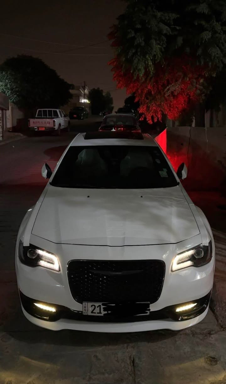 کرایسلەر 300s
مۆدێل ۲٠۱۸ 
مواسەفات فول 
پانۆراما و سەماعە بیتس  و کوشن هیتەر و لەحیە شۆڕە شاشە وکامێرا و کوشن جلد و کارەبا و بەسمە شەغالە  هتد..
سەنەوی و ڕەقمی تازەیە بە ناوی. خۆمەوەیە و مەسرەفی تیا نییە  
بۆیاخ بەس یەک پەڵە کارتی هەیە  
۸٤ میل ڕۆشتووە 
زۆر تازە ماوەتەوە  
نرخ : ۲۹٠ وەرەقە
0772 533 3876 السليمانية, العراق
