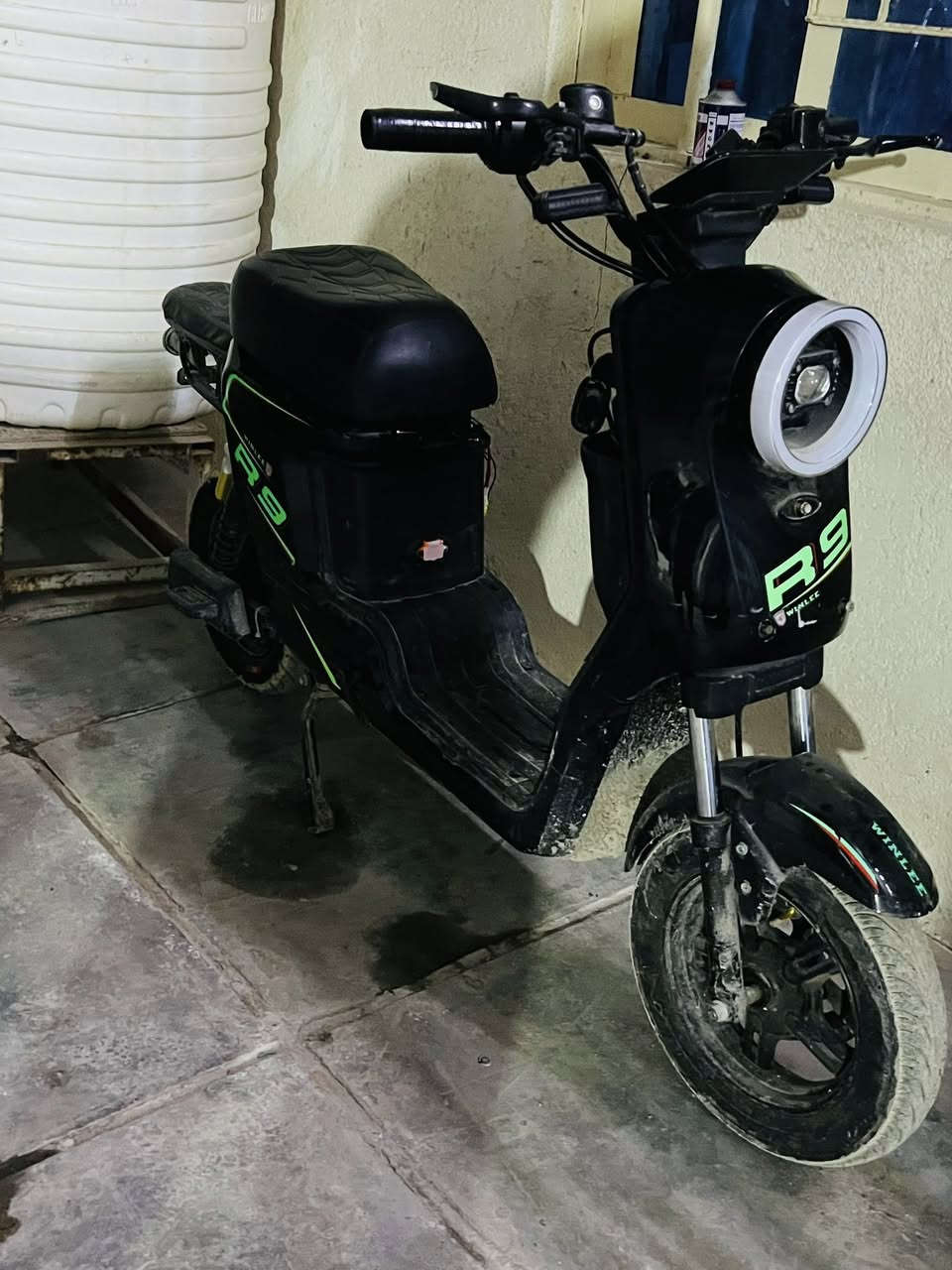 سلام عليكم
مابيها اي خلل
نقصها مدكر خلفي
نضام بگ
ونضام بارك
وبيها بصمتين نقصهم باتريات
بطاريات عدد 5 
وحده 32 امبير بدلتها امس ونلي 
والباقي 20 امبير
يحتاجلها تنضيف وسخه شوي
وياها السله والمرايات مالتها
وشاحنه
موديل 2025 
دسكات وتاير خلفي جدد
ماصار هواي عندي سبب البيع اخذ حجم اكبر
السعر 350
العنوان البصره الزبير للاستفسار خاص
او واتساب ***********
