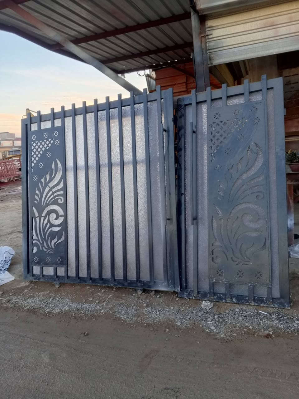 معمل حدادة السيد نعمان لتفصيل كافة الابواب والشبابيك والسقايف والجملاومات الحداد صهيب ***********/ السيد *********** العنوان تكريت نهاية شارع الاحتفالات قرب غسل علوش المعمل الركن
