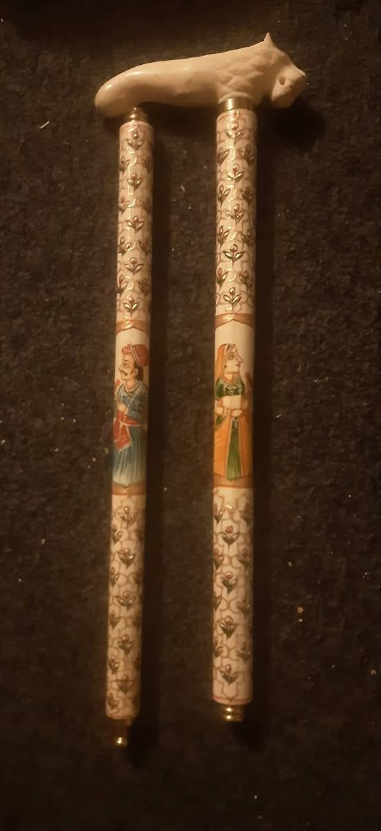 عصا باكورة برأس اسد ملكية معمولة بصياغة من العاج سن فيل اصلي عمل فني نادر  وقديم مطعمة بالمينا ومشغولة يدويا (هاند ميد ) عبارة عن تحفة مرسومة بالمينا على العاج وتفكك على شكل 3 قطع ،،،
***********     واتساب
