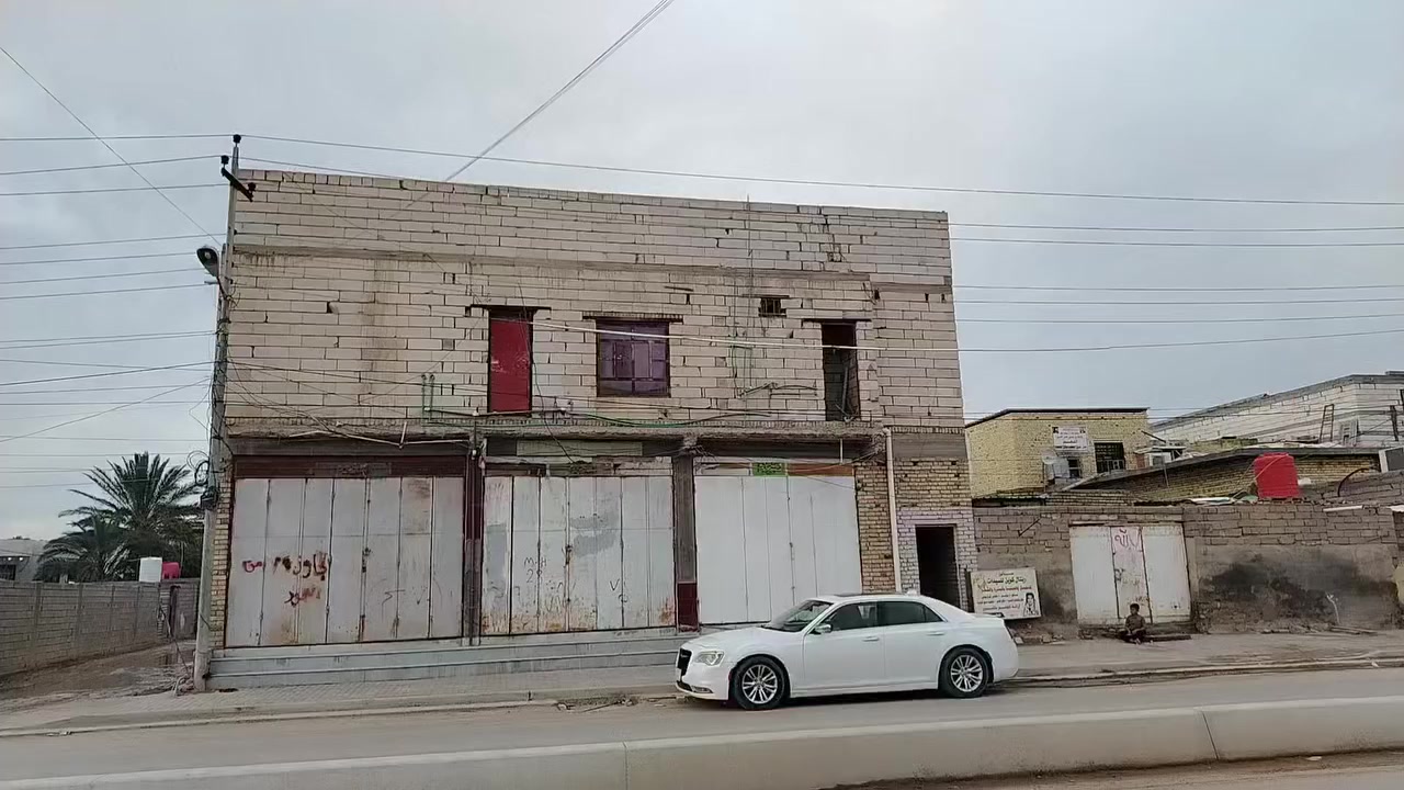 بناية للبيع موقع تجاري تتكون من 3 محلات تجارية و3 شقق بالطابق الثاني ... مساحة البناية 300 متر.. 
للاستفسار والتواصل ع الارقام ***********
***********
