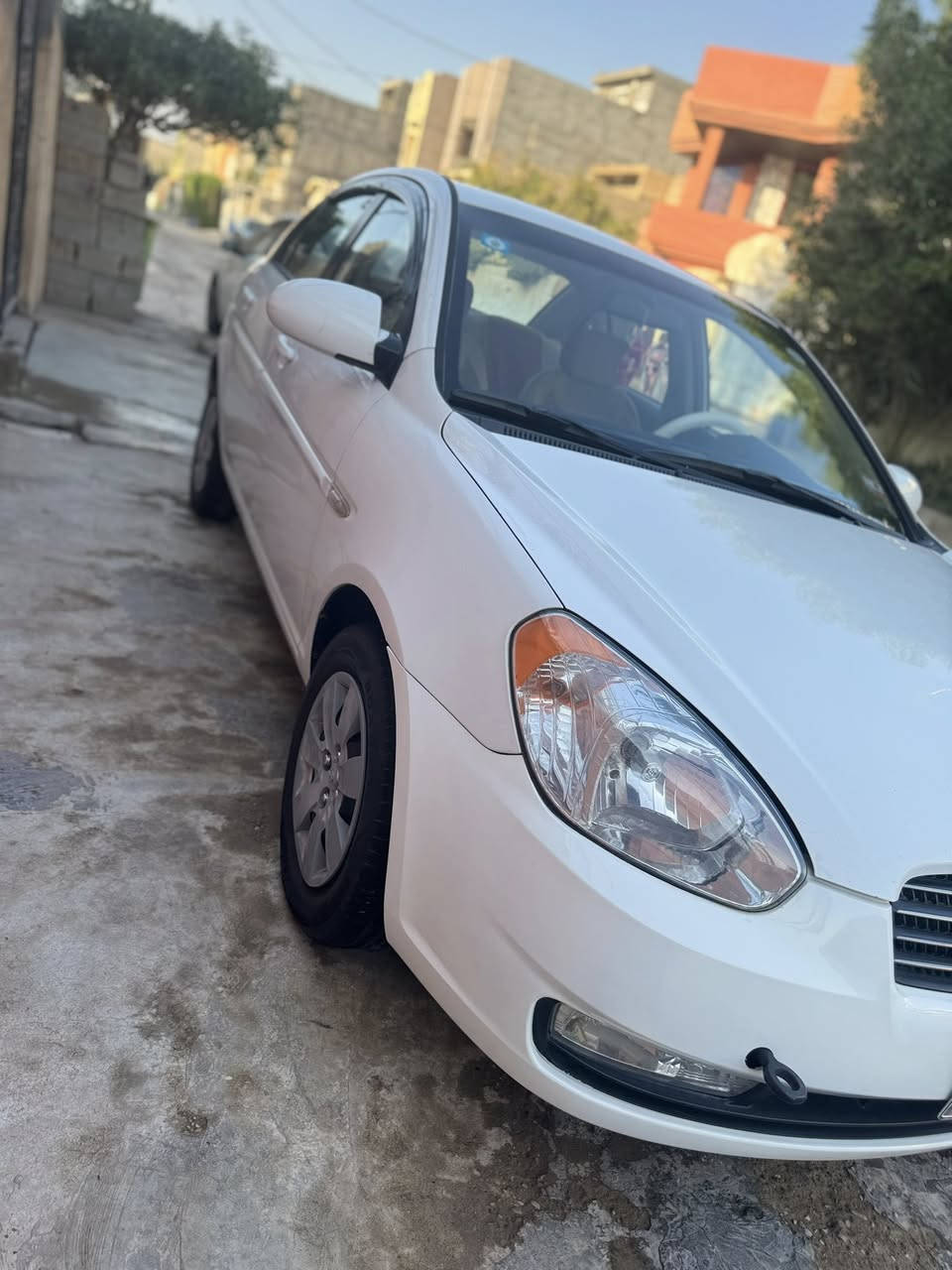 السلام عليكم للبيع هونداي اكسنت 2010 خليجي ديالى دولي بسمي السياره كلش نظيفه مكينه جديده لاصرف ولابخار كير صدر تبريد تدفئه تخم تاير كله جديد شاشه كامره خلفيه السياره بيه قطعه صبغ بدون فتح او معجون السعر 92 وبيه مجال بسيط  مكان السياره بعقوبه للتواصل ***********
