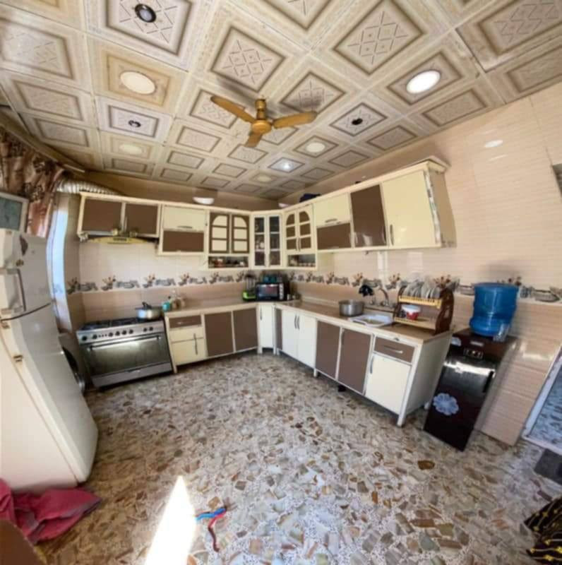 بيت للبيع بمساحة 129 متر طابقين بناء حديث درجه أولى طابو زراعي سند 25  اقرار محكمه يحتوي الطابق الأول على غرفة نوم و استقبال و صاله وصحيات داخلية وخارجية يحتوي الطابق الثاني على غرفتين يبعد عن الشارع 150 متر تتوفر كافة الخدمات بسعر 115 قابل للتفاوض العنوان شارع السيدة زينب منطقة الجرية للأستفسار  *********** / ***********
