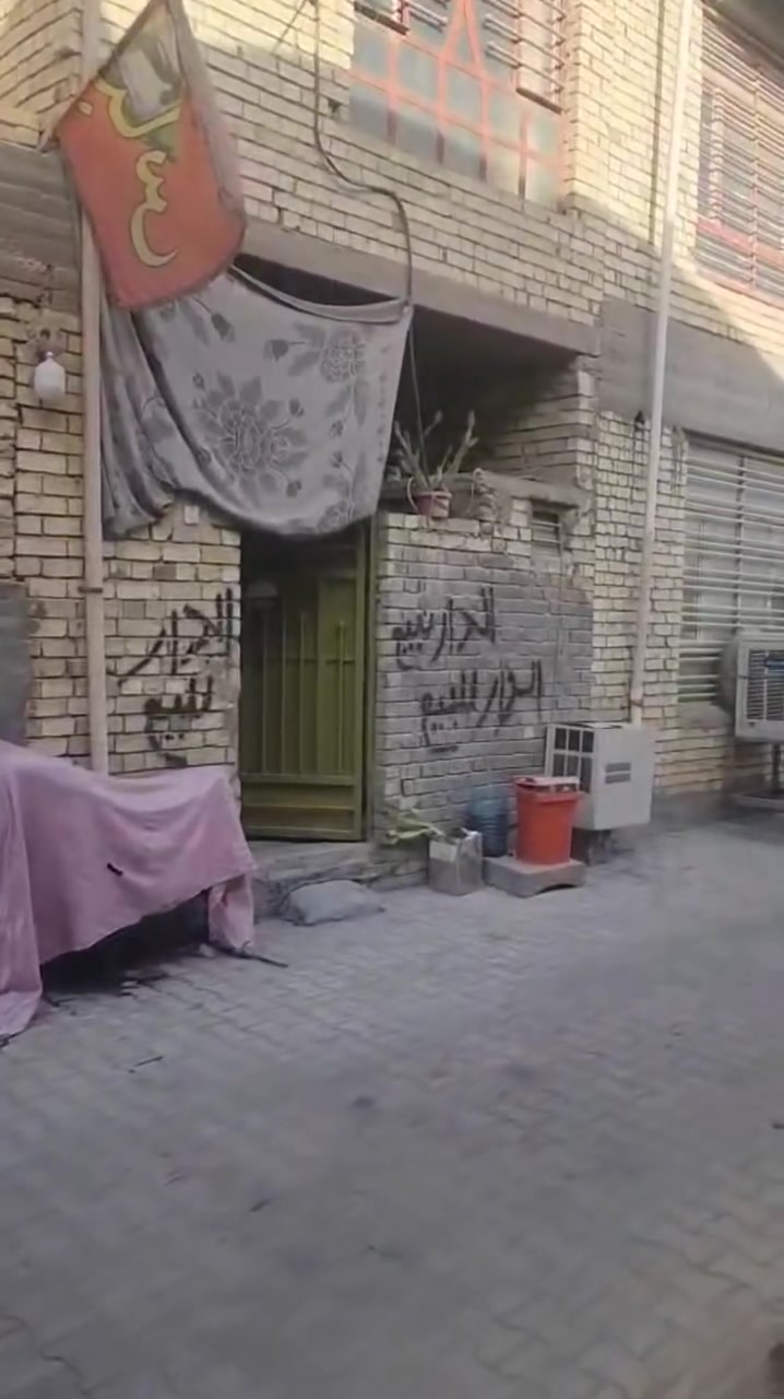 سلام عليكم
بيت للايجار 50 متر طابقين
طابق اول استقبال مطبخ صحيات
طابق الثاني غرفه حولي صحيات 
شعله شارع أبو طيارة ***********
