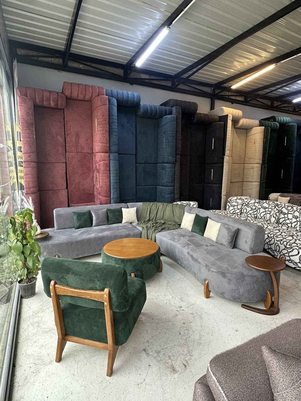 كورنر +كرسي اضافي +طبله وسطيه
قياس  310*310 
السعر السابق مليون و100 
السعر الحالي 980 الف فقط 😱
للحجز *********** 
***********
