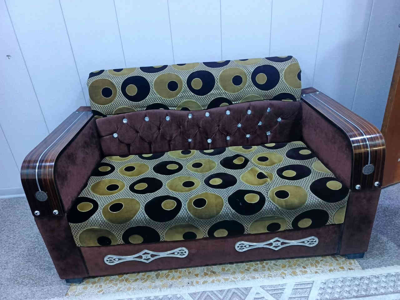 #تخم 10 مقاعد تركي ثقيل واسفنج قوي نظيف جدا خشب قوي 

السعر ١٨٠ 

الحمزة الغربي __ويوجد توصيل بكروة 
***********
