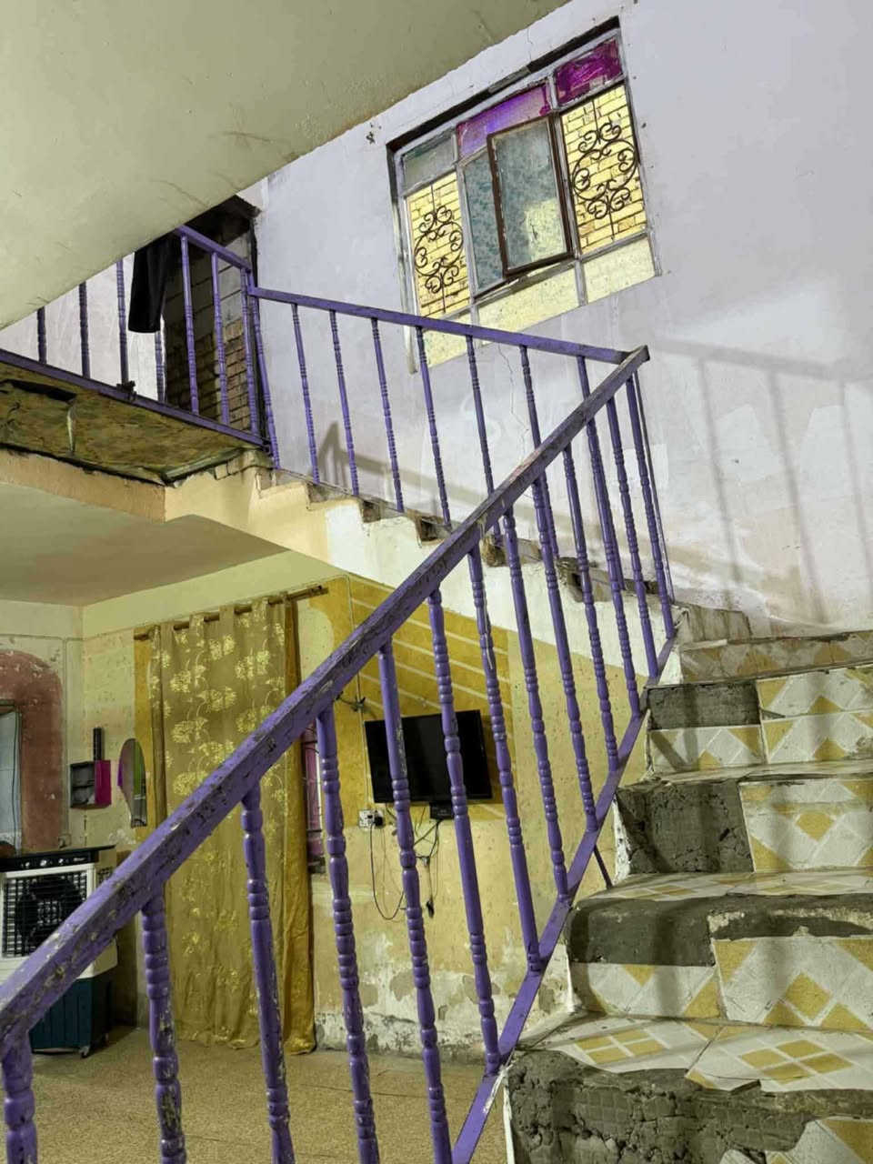 السلام عليكم بيت للبيع مطلوب للاسكان مساحته 120متر موقعه مباشر على التبليط مقابيل  مدرسه الرياده الاهليه في أبي غرق حي السلام. السعر الكلي 95 مطلوب 15 ينقص من السعر الكلي او تسدد كامل المبلغ ويتحول البيت باسمك للاستفسار ***********
