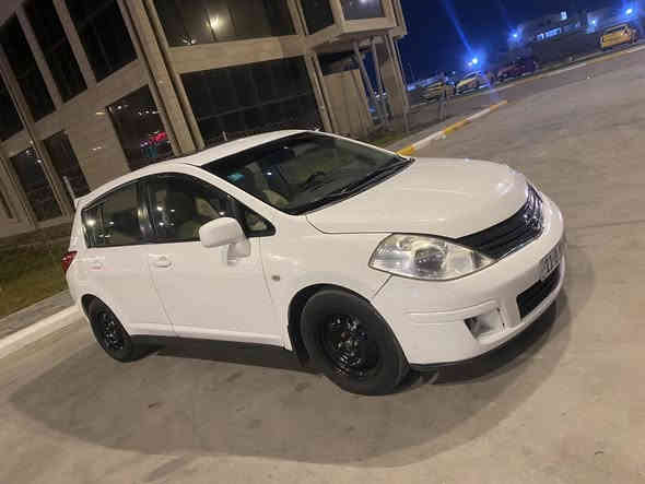 السلام عليكم نيسان فيرسه مكينه 2000 فول مواصفات شاشه فتحه بصمه تحكم جهتين فول حساسات رقم بغداد راعيها يمي بلكوت مديل 2007 سياره جديده مال بيت مرشوشه حزام جماليه  مكينه كير كفاله مناقصها ايشي  سعرها 75 وبيها مجال  ***********
